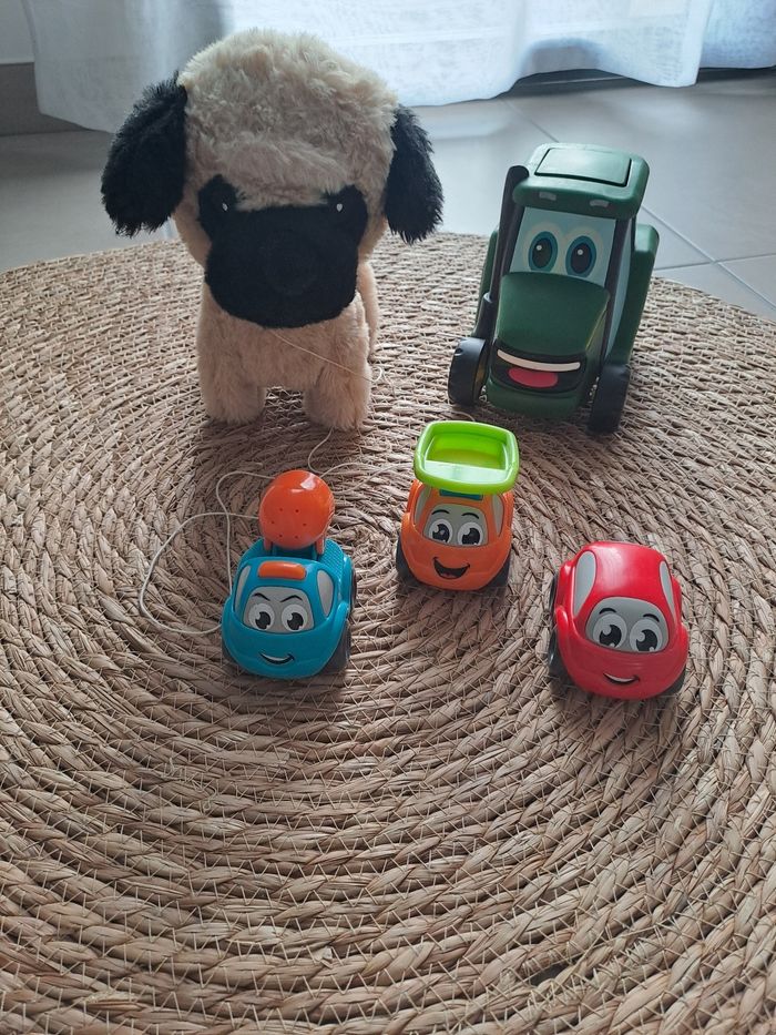 Voiture et chien qui marche - photo numéro 2