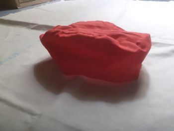 Bob rouge avec attache scratch derrière