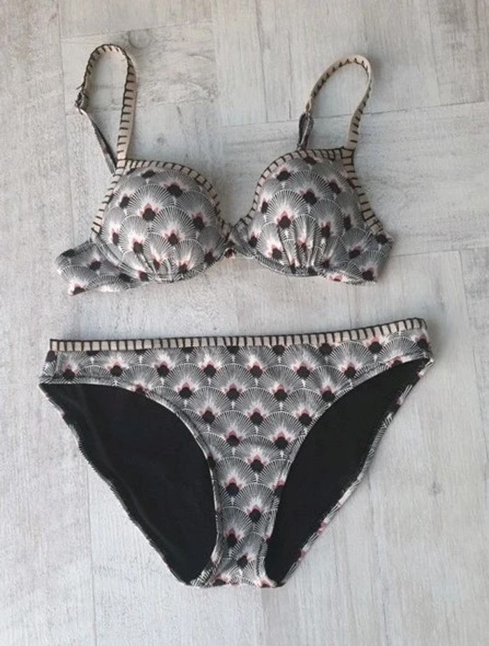 Maillot de bain 2 pièces (bikini) Taille 90B pour le haut et taille 38 pour le bas