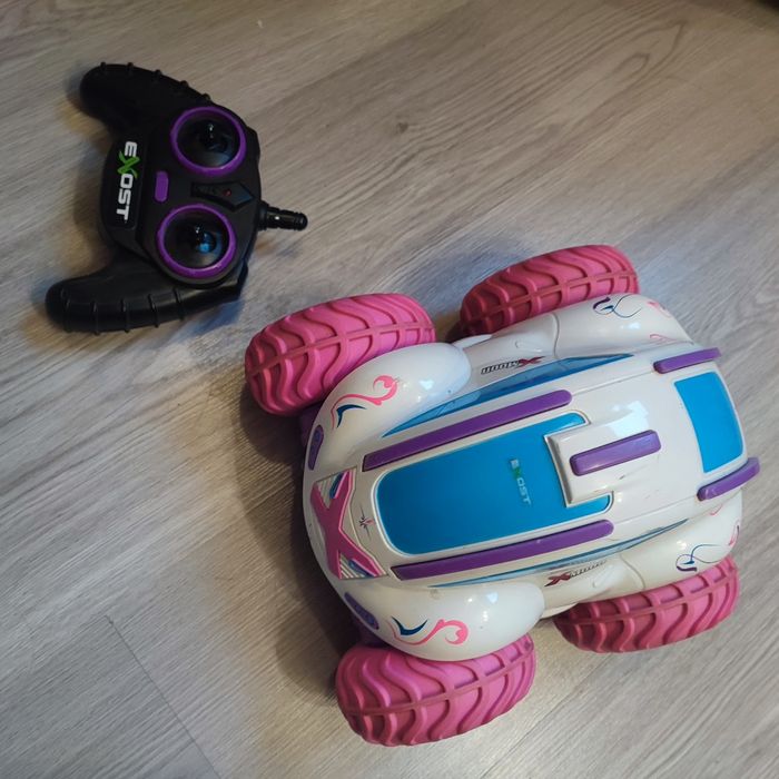 Voiture télécommandée amphibie rose exost moon 
Roule sur la terre, la neige et l’eau Enfin une voiture amphibie 100% fille. Avec style, défie tous les terrains : roule sur la terre, la neige & l’eau ! Ses gommes de protections anti-chocs sur sa coque - photo numéro 4