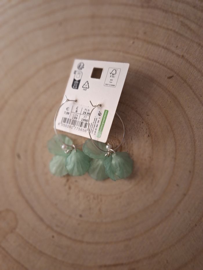 Boucles d'oreilles anneau et pétales de fleur vert d'eau - photo numéro 2