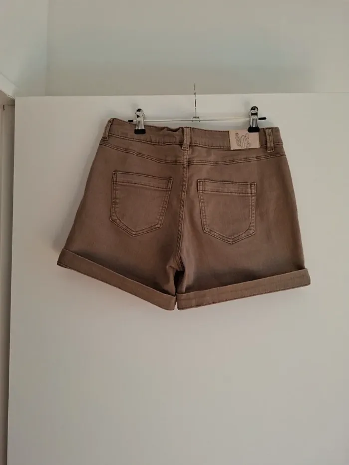 Short en jean kaki - 38 - excellent état - photo numéro 3