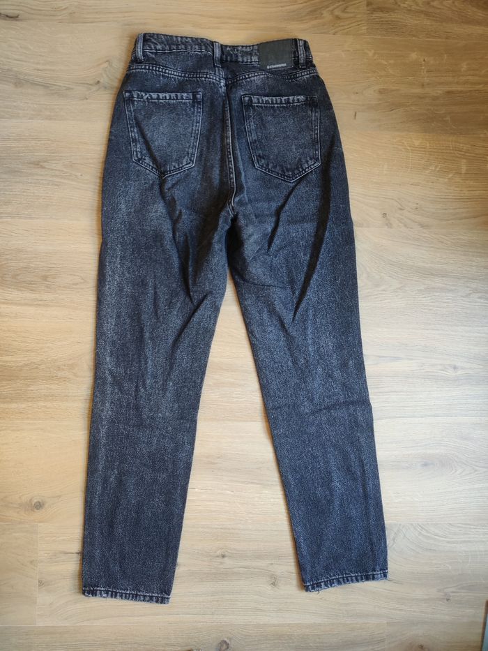 Jean noir délavé coupe mom Stradivarius taille 36 - photo numéro 3
