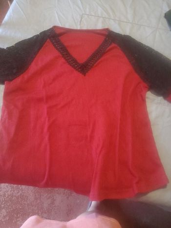 Pull rouge avec dentelle noire