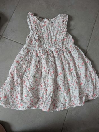 Très jolie robe à fleurs