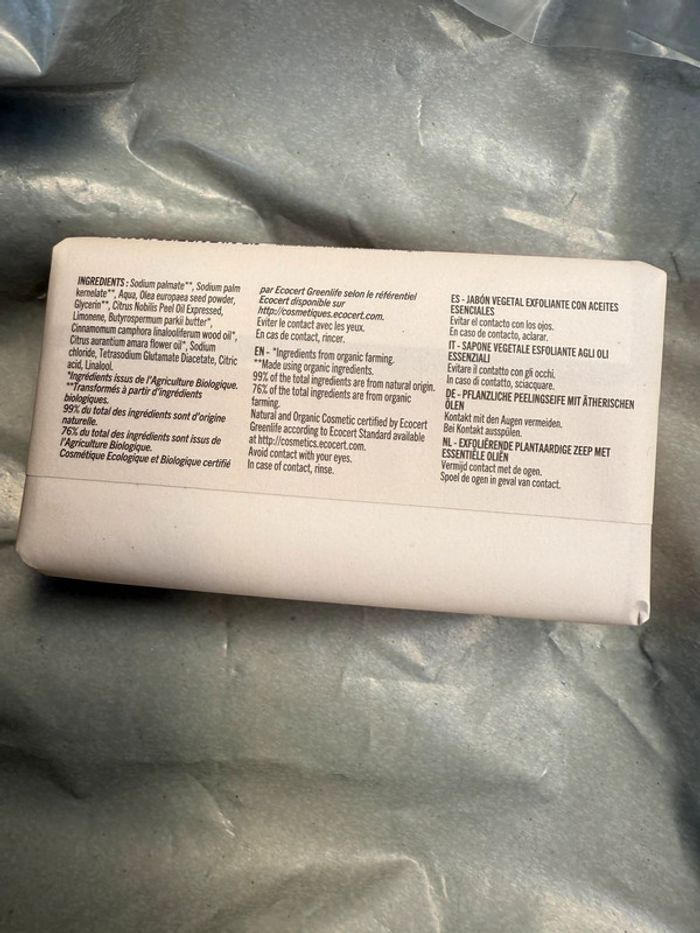 Savon vegetal exfoliant Aroma Zone - photo numéro 3