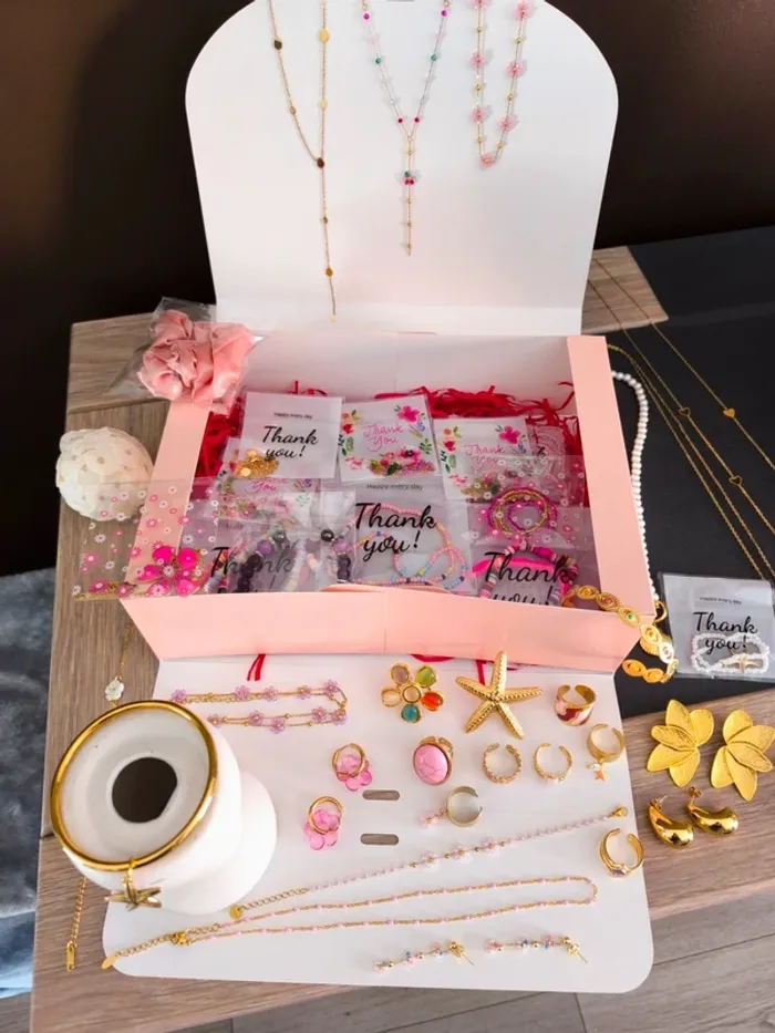 Lot de 40 bijoux dorés, blancs et roses