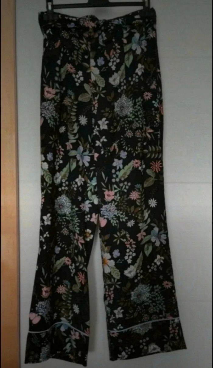 Pantalon fluide Kiabi  fleuries taille 36. - photo numéro 3