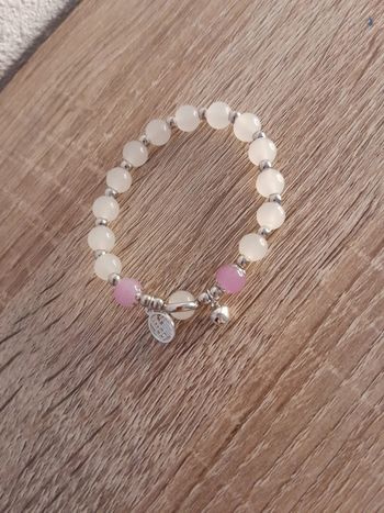 Bracelet en perles naturelles pendentif cloche 💫blanche et lila 💞