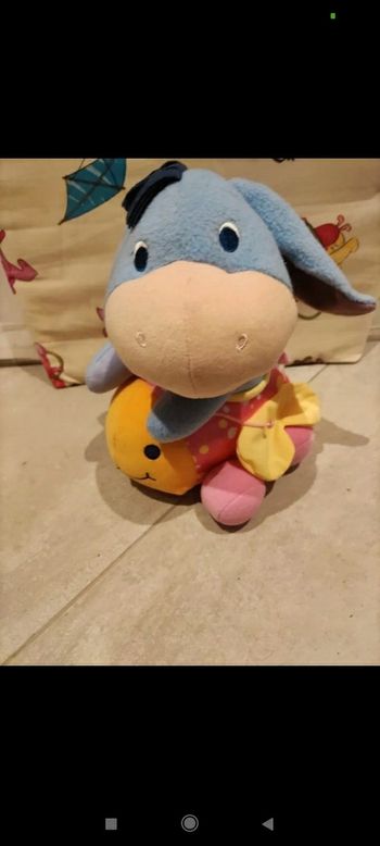 Peluche bourriquet sur une voiture qui vibre