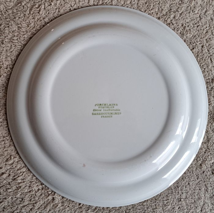 🍽 Assiette blanche en porcelaine de Sarreguemines France - photo numéro 2