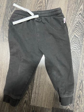 Jogging couleur noir effet délavé taille 24 mois bon état marqué Disney