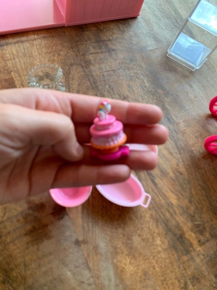 Lot jouet barbie magasin pâtisserie et chariot avec accessoires vitrine gâteau licorne - photo numéro 6