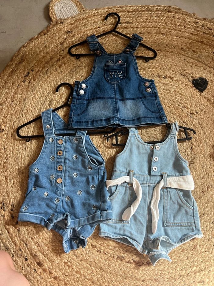 Lot de deux salopettes en jean et une robe en jean en taille trois mois