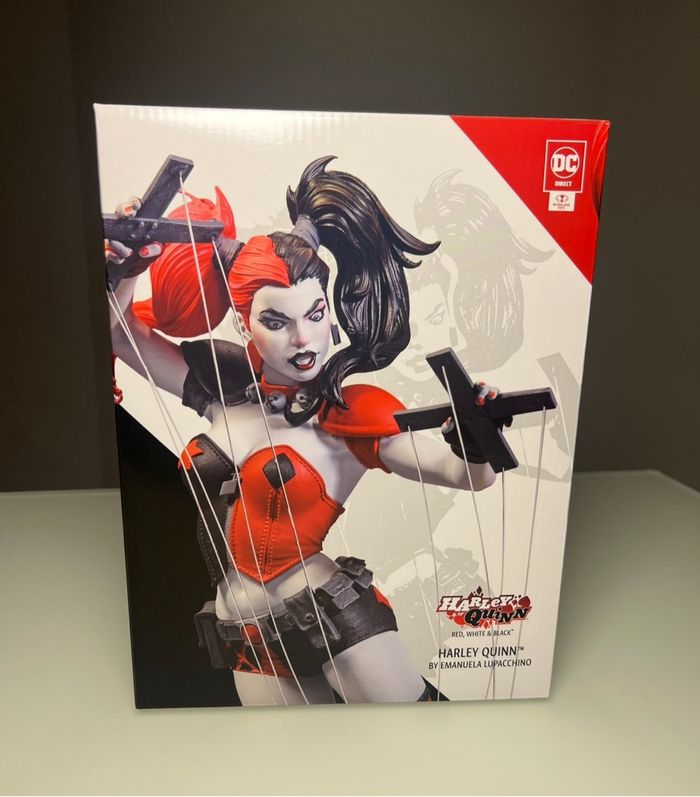 Harley Quinn red white black emanuela lupacchino de comics me farlane toys - photo numéro 2