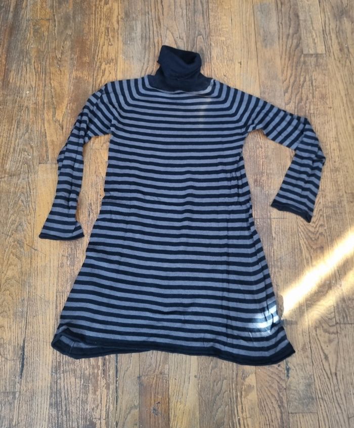 robe pull col roulé noir et grise a rayure taille 8 ans