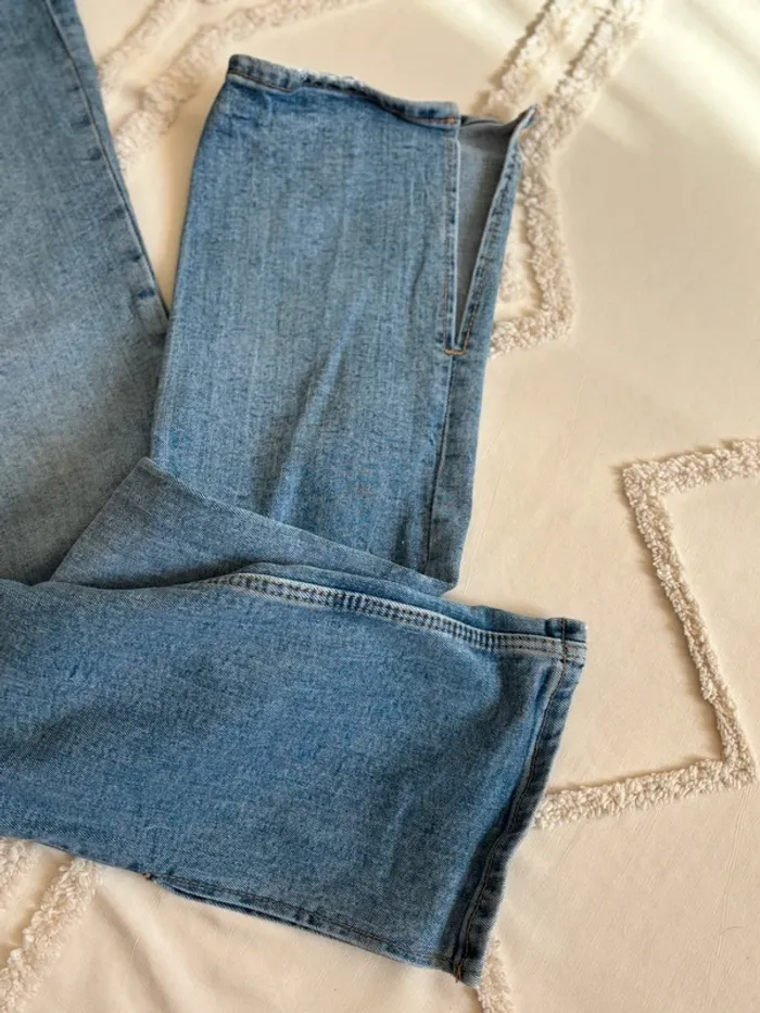 Jean ZARA bleu clair fente niveau pieds évasé - photo numéro 2