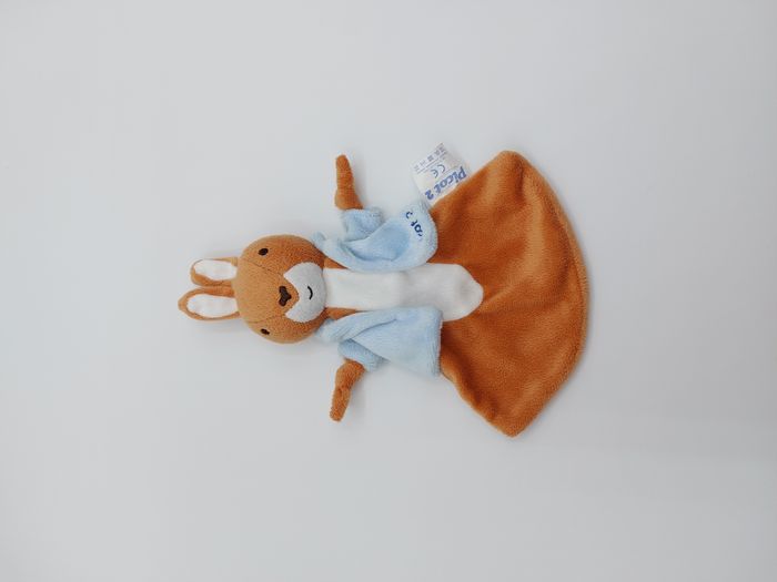 Doudou plat lapin marron blanc PICOT 2 gilet bleu nouettes bras