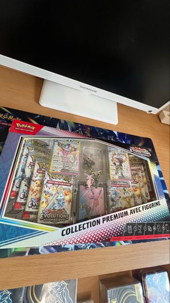 Coffret Pokémon collection prenium avec figurine 8.5 Evolution prismatique