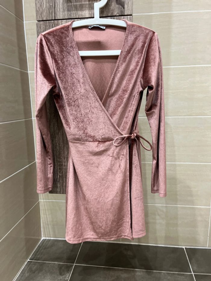 magnifique, robe rose satinée, pull&bear taille M - photo numéro 2
