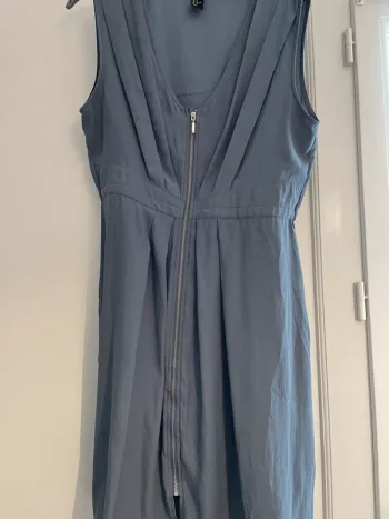 Robe grise sans manche