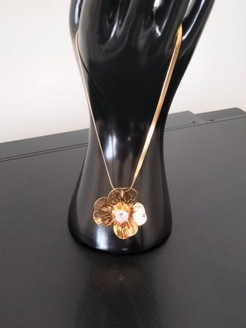Collier en acier inoxydable avec fleur neuf  Résiste à l’eau et ne noircit pas. Garantie sans nickel