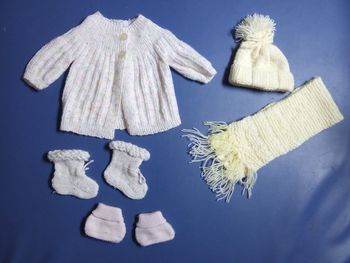 Lot 0-6 mois, ensemble tricoté fait main, maison,  pour bébé fille gilet, bonnet, écharpe, chaussons