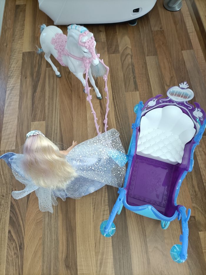 Barbie Princesse Flocon et son carosse - photo numéro 10