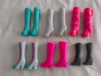 Lot paires de bottes barbie