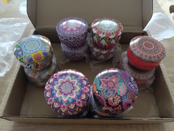 Lot de 12 petits pots en métal
