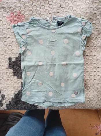 Tee shirt bleu ciel à gros pois blanc