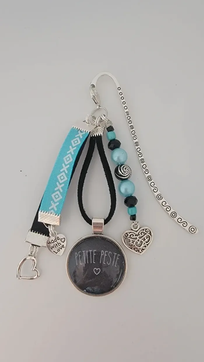 Cadeau humour " petite peste " , bijoux de sac ou marque page