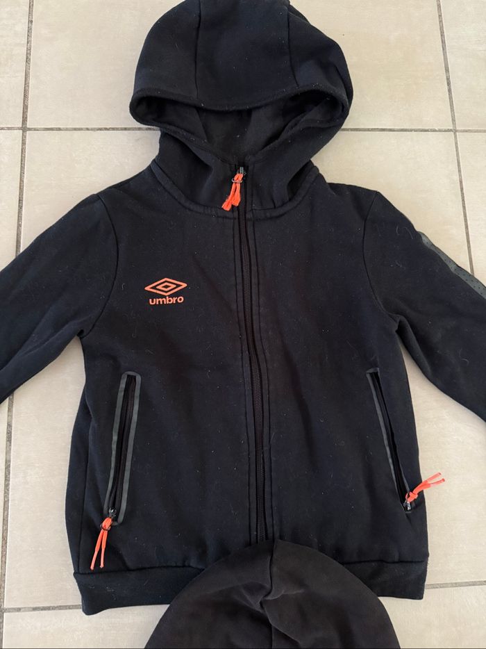 Lot de 2 gilets noirs de marque Umbro et Puma taille 8 ans - photo numéro 3