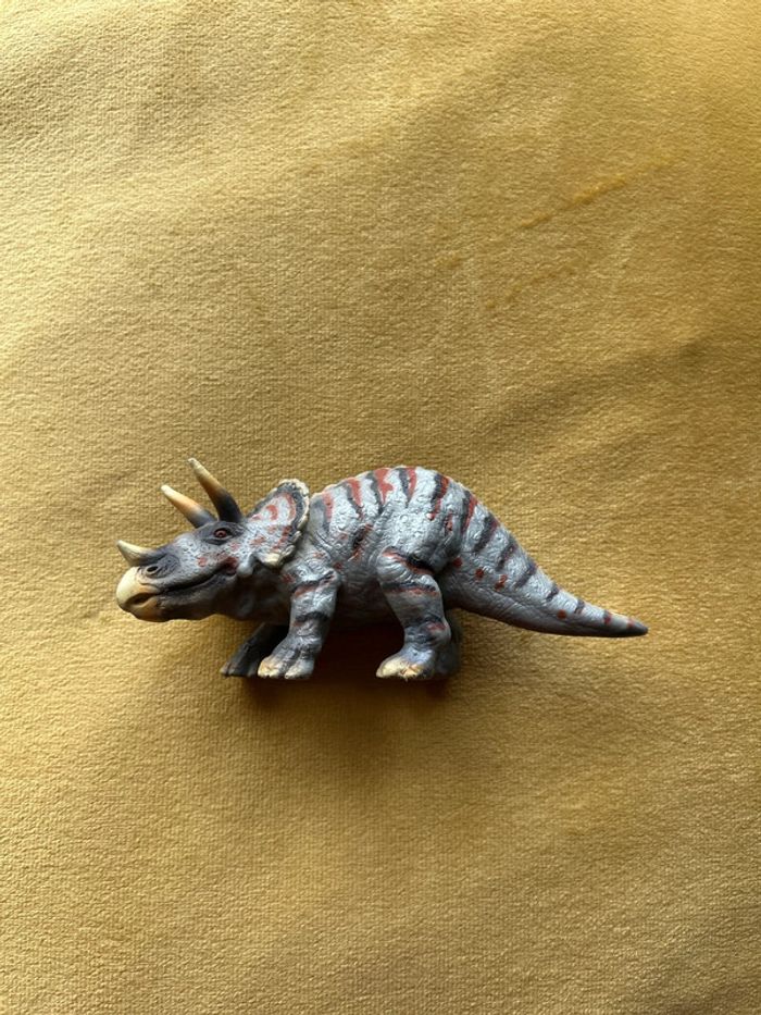 Figurine rhinocéros
