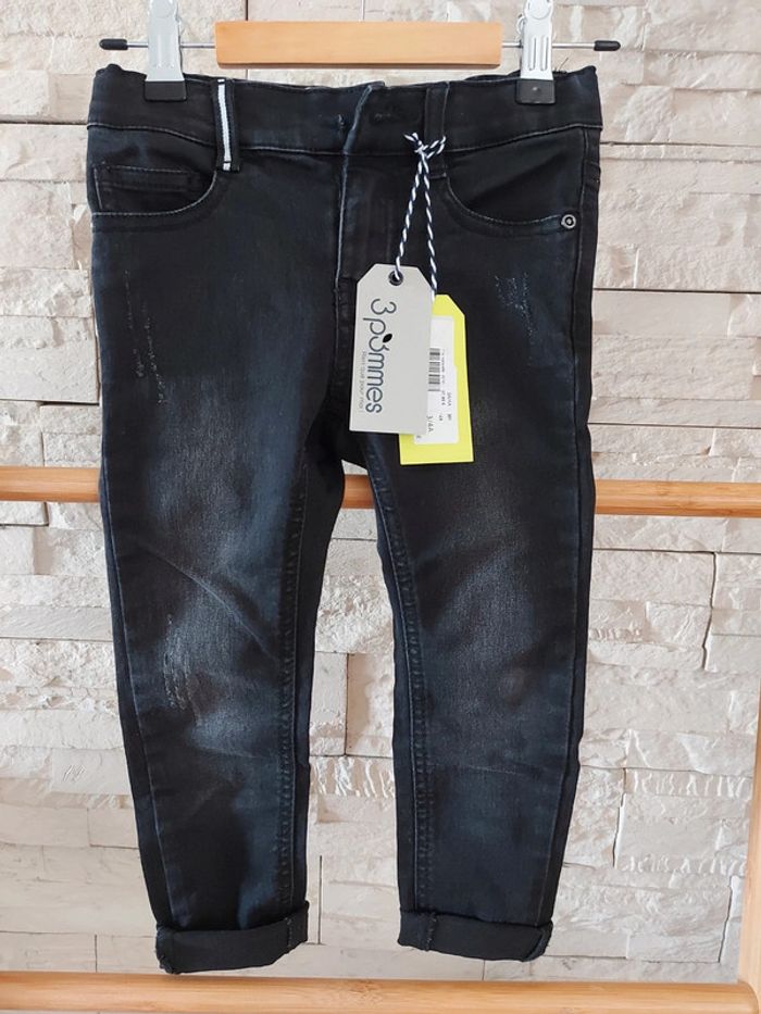 Jeans slim noir 3 pommes neuf avec 🏷 3/4ans