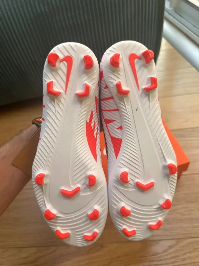 Nike Crampon Vapor 15 Club blanche et rouge - photo numéro 6