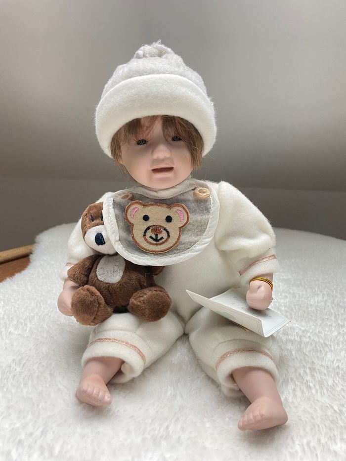 Jolie petite poupée de collection "poupées Carine"