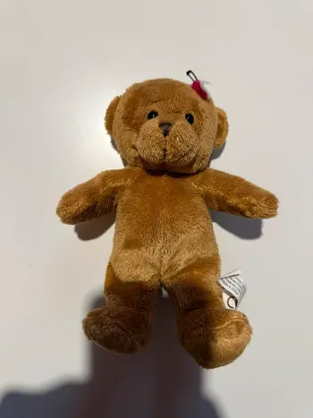 Peluche ourson avec petit papillon sur la tête