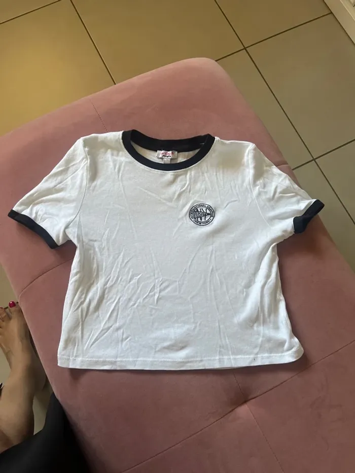 TEE shirt court