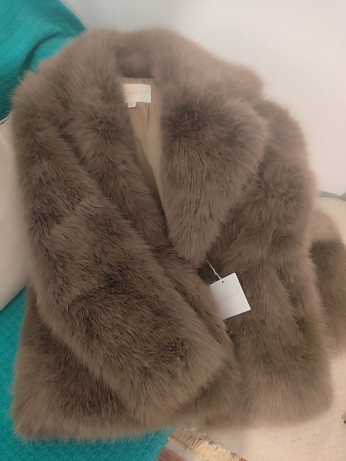 Joli manteau  fausse fourrure - photo numéro 7