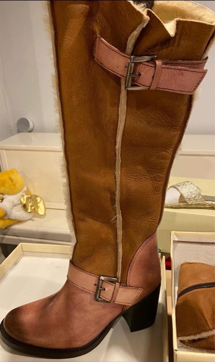 BOTTES ELIZABETH STUART NEUVES Bottes à talons Lude marron clair et beige talon : 7.5 cm - tige: 38 cm - T. 37 À vendre dans leur boite  VALEUR : 225E A VENDRE : 80e - photo numéro 9