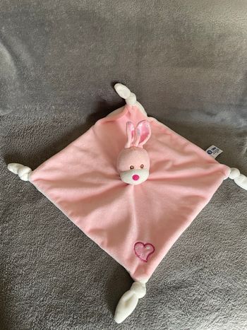 Doudou plat lapin chien rose et blanc coeur Sandy