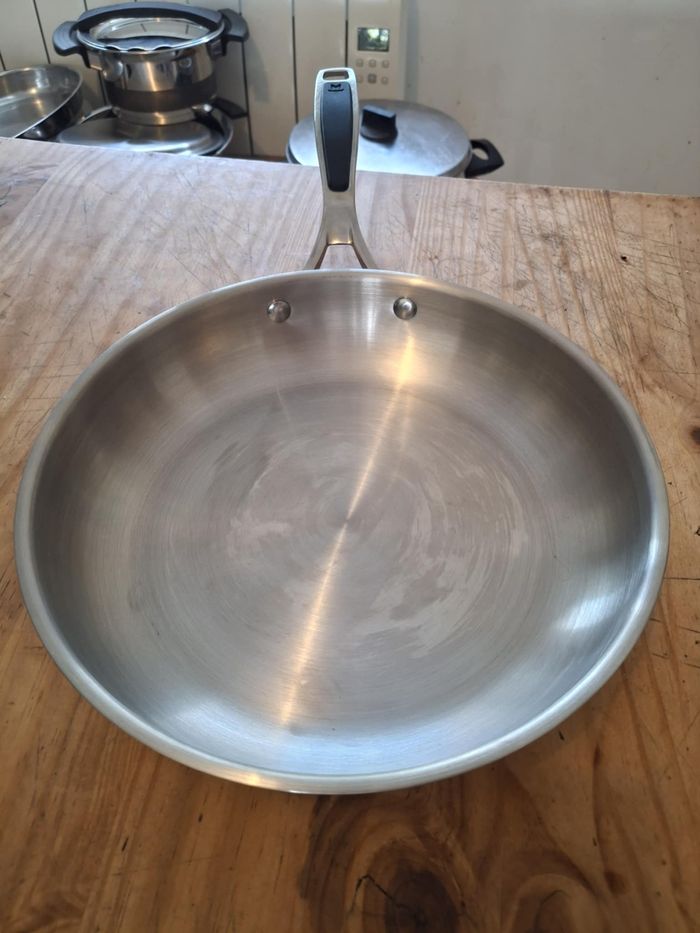 Poêle 24cm en inox 18/10 tout feux dont induction marque Mandine en très bon état - photo numéro 2