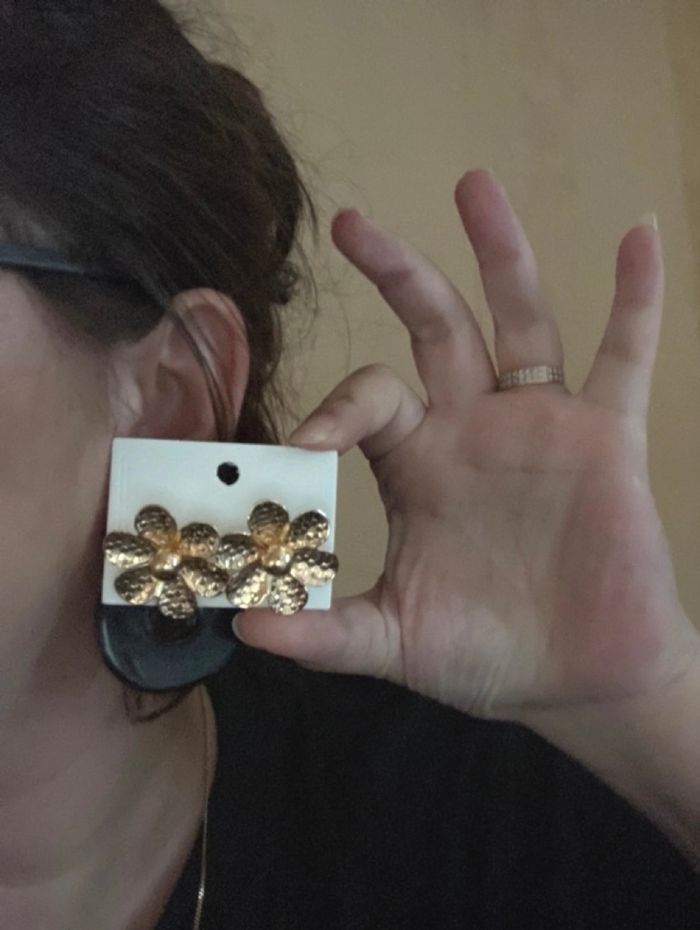 Boucles d’oreilles NEUVES avec étiquette pour femme forme de fleurs 🌼 couleur doré - photo numéro 2