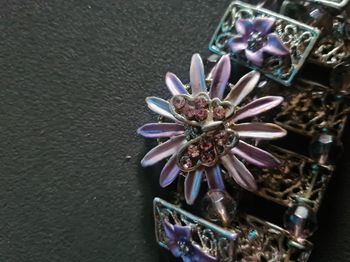 Bracelet. Élastique. Rose. Fleurs papillon