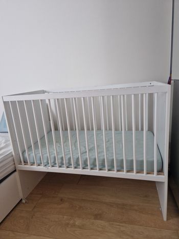 Lit bébé avec table à langer