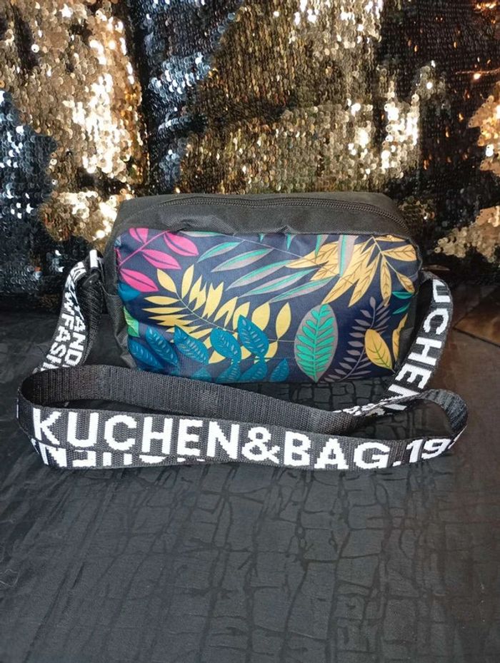 Pochette sac à main neuve.