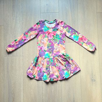 Très très jolie robe violette , de qualité fait par une couturière. Fille 6 ans