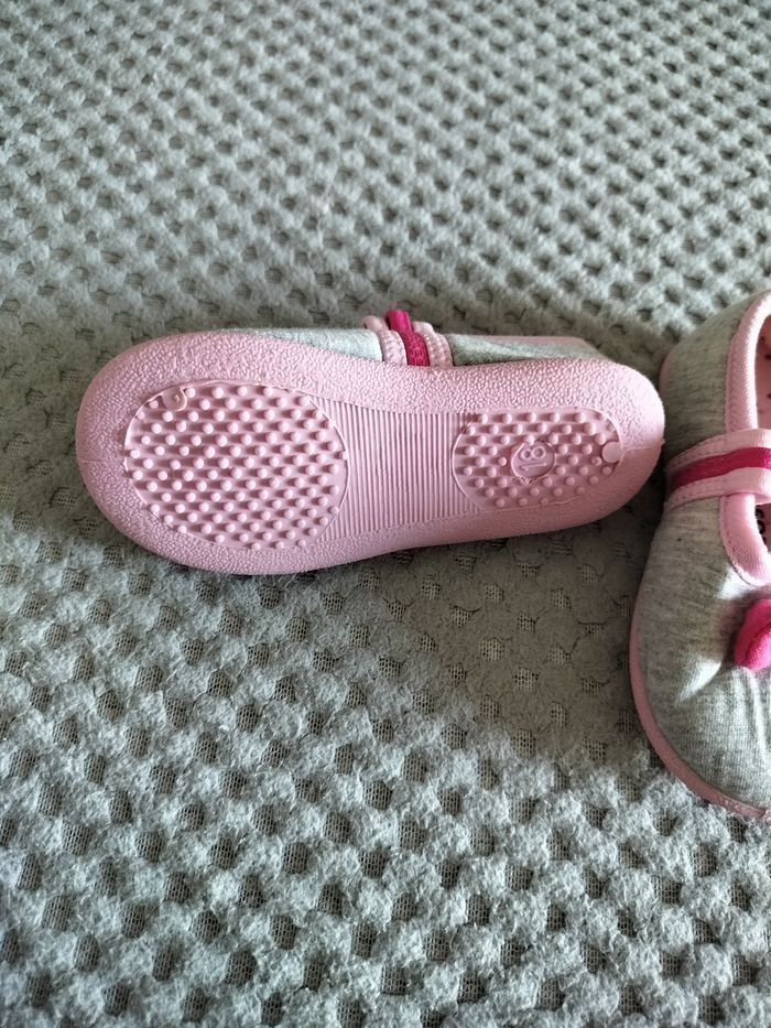 Paire de chaussons taille 18 rose et gris en parfait état - photo numéro 2