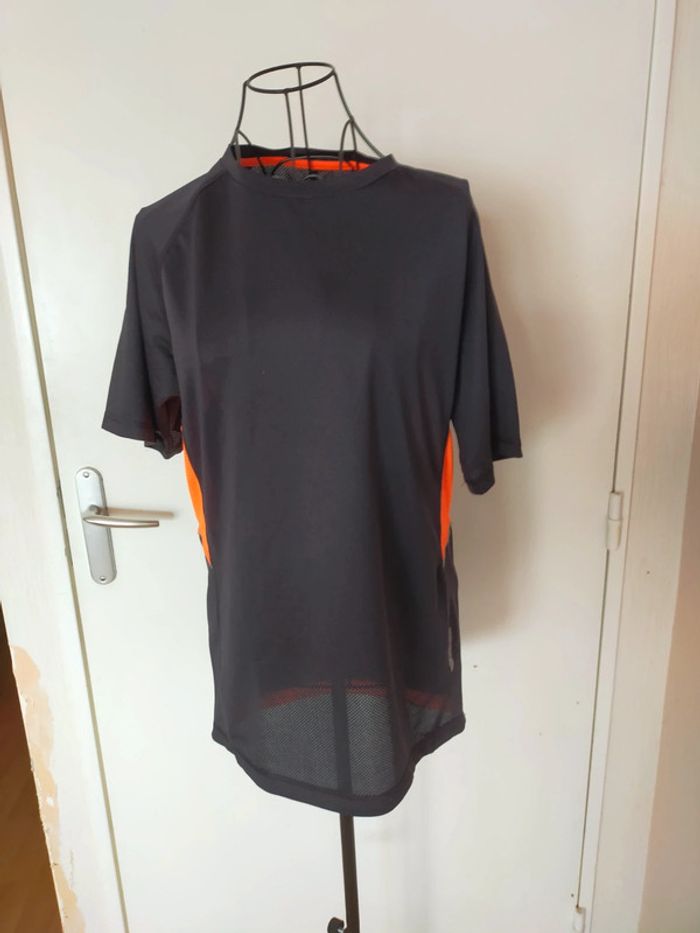 Maillot pour faire du sport peu porté - photo numéro 3